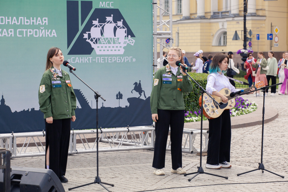 Торжественная линейка студенческих отрядов прошла 3 июля на Сенатской площади